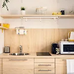 A Yellow Touch - Modern Studio In Isola Milano